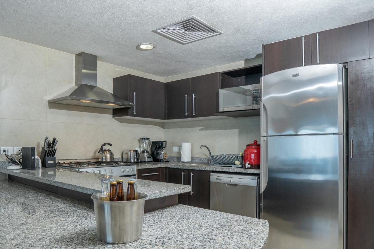 Ocean Front Condo Sleeps 4 Adults-Grand Venetian T3000-1606 Пуэрто-Вальярта Экстерьер фото