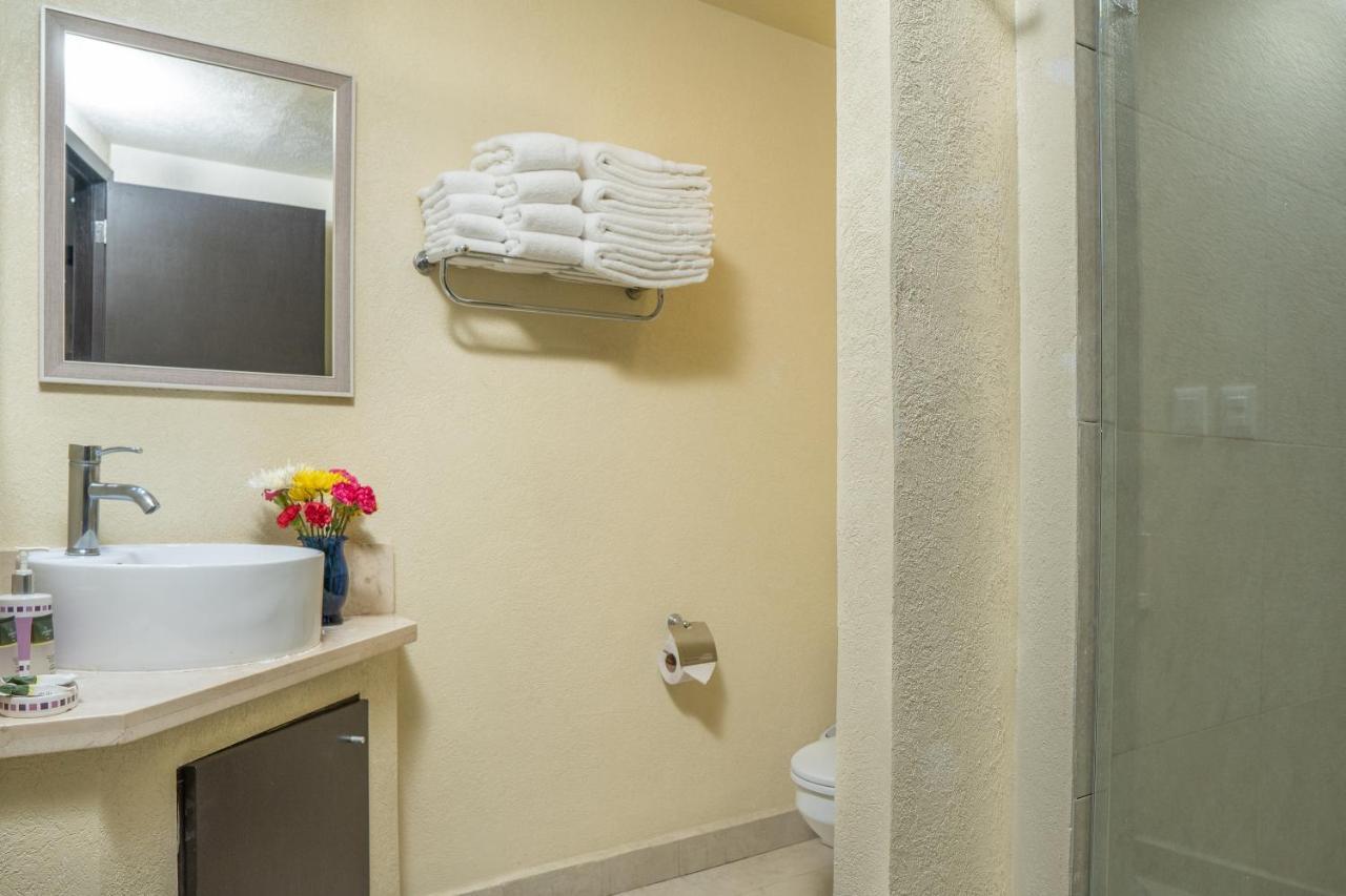 Ocean Front Condo Sleeps 4 Adults-Grand Venetian T3000-1606 Пуэрто-Вальярта Экстерьер фото